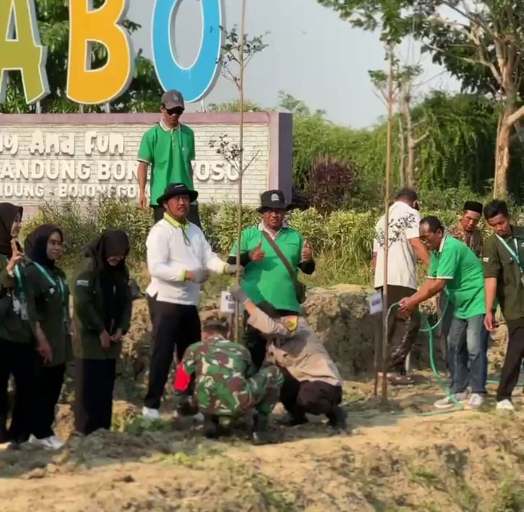 Anugerah Patriot Jawi Wetan II 2024: Tiga Pilar Desa Sidobandung Dampingi Mahasiswa Tanam Pohon