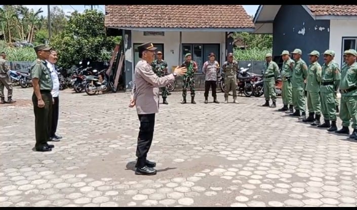 Polisi Bersama TNI Bekali Pelatihan Pengamanan Pemilu 2024 Kepada Anggota Linmas di Jember