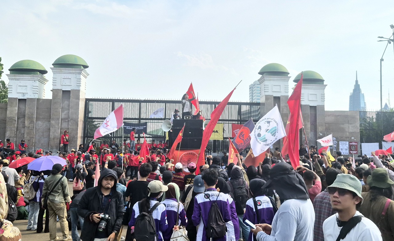 Buruh, Mahasiswa dan Komunitas Gruduk DPR, Hari Buruh Bukan Untuk Pesta!