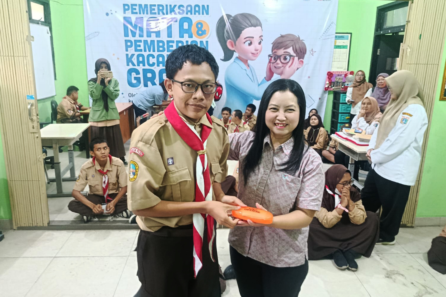 100 Siswa SLBN 3 Jakarta Dapat Kacamata Gratis dari Wahana Artha Group