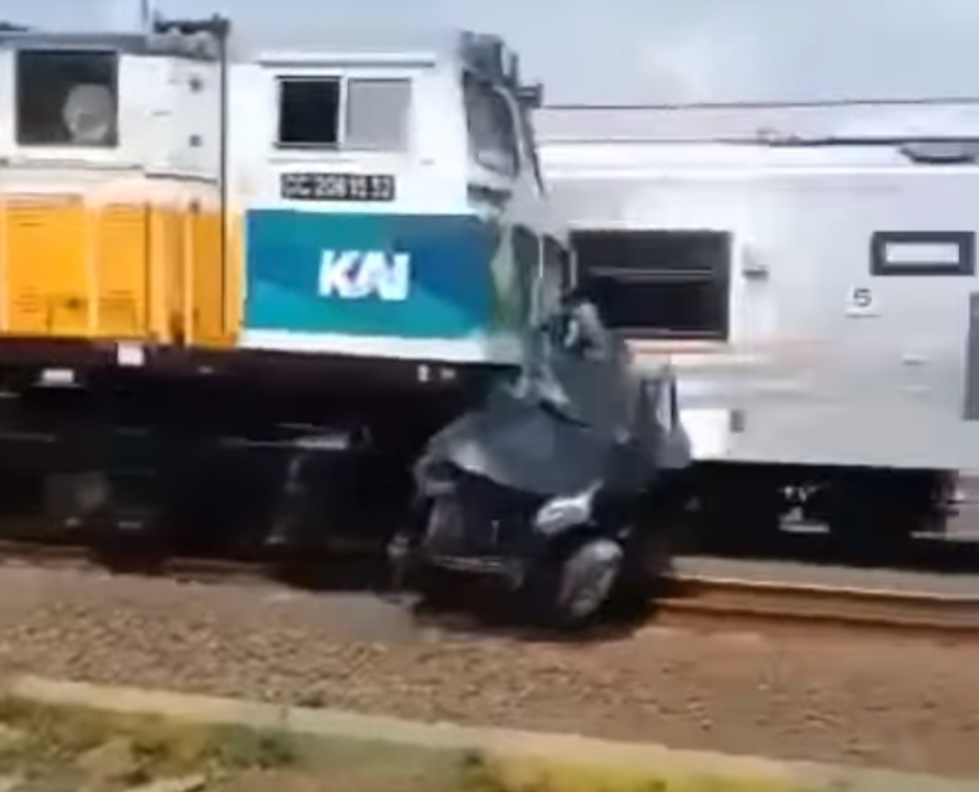 Avanza Terseret Kereta Api 2 Km, Sopir Tewas Terjepit