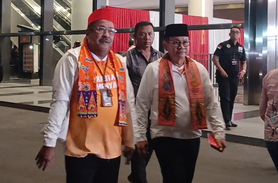 Tiba di Lokasi Debat, Paslon Pramono-Rano Kompak Kenakan Jaket Putih: Jakarta Menyala!