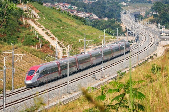 Proyek Kereta Cepat Jakarta-Surabaya: Masih Bimbang Studi Kelayakan Gandeng Tiongkok atau Jepang