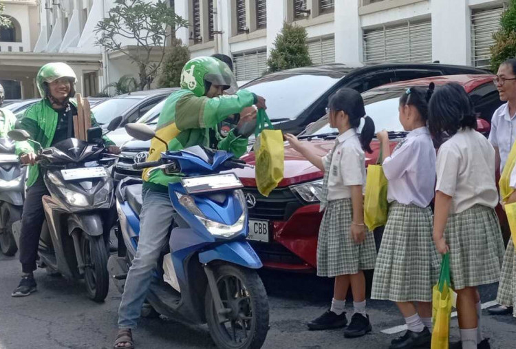 Ajarkan Toleransi, Siswa SD Santa Maria Surabaya Bagikan Bingkisan Idulfitri di Kawasan Sekitar Sekolah
