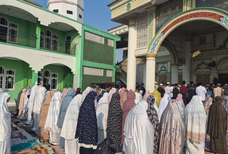 Kebakaran TPA Jatiwaringin Tak Kunjung Padam, Warga Mauk Gelar Salat Istisqa Memohon Hujan