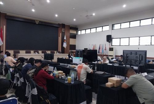 Parah! Rekapitulasi KPU Surabaya Molor, Saksi Sampai Ketiduran di Meja