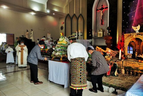 Uniknya Misa Natal Santa Maria Bunda Allah Semarang, Baju Adat Nusantara hingga Gunungan