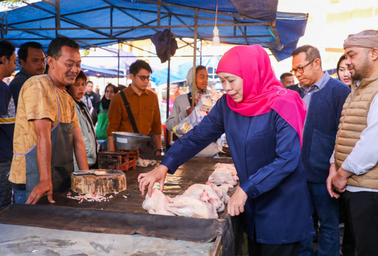 Khofifah Sidak Ketersediaan Bahan Pokok di Hari Kedua Ramadan, Jamin Harga Tetap Stabil