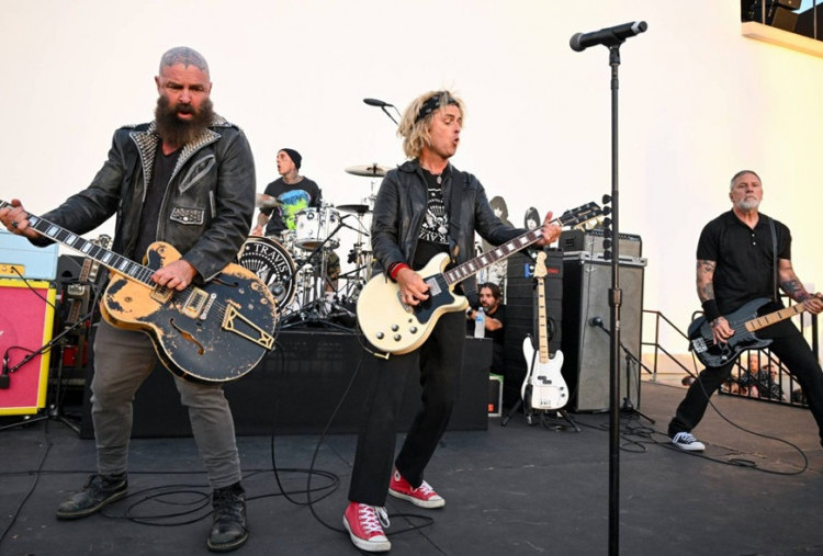 HUT ke-50 Ramones, Intip Momen Langka Billie Joe Armstrong Tampil Perdana Bareng Travis Barker