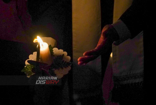 Penyalaan ratusan lilin di Gereja tersebut sudah menjadi tradisi setiap tahun ibadah Malam Natal yang diikuti seluruh jemaat Gereja.