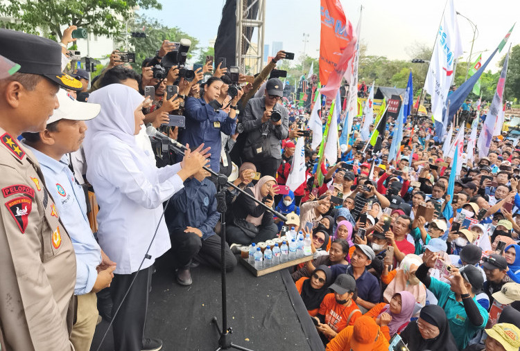 Muncul di Tengah-Tengah Aksi Buruh, Khofifah Janjikan Ini 