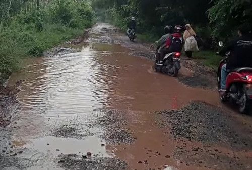 Jalan Rusak Burai-Tanjung Batu Digenangi Air Viral di Medsos