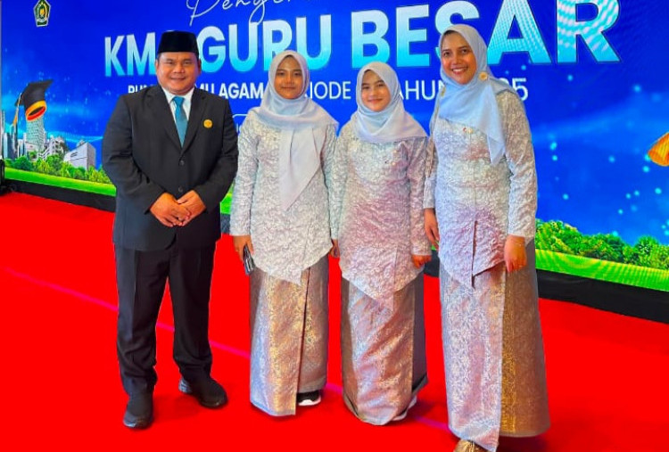 Dari Muazin ke Guru Besar: Kisah Hasani Ahmad Said, Anak Kampung yang Menginspirasi