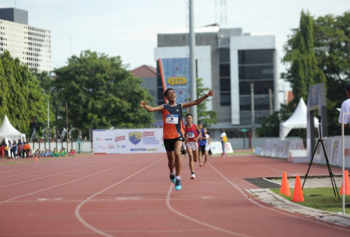 Delegasi SMPN 1 Tengaran Semarang Juarai Lari 800 Meter Putra