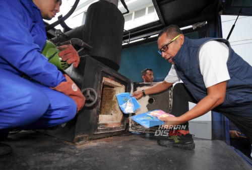 Kabid Pemberantasan Dan Intelejen BNNP Jatim AKBP Noer Wisnanto, membusnahkan barang bukti narkoba jenis Sabu saat digelarnya pemusnahan barang bukti narkoba di Badan Narkotika Nasional Provinsi (BNNP) Jawa Timur, Surabaya, Jawa Timur, Jumat, 1 Desember 2023. 
BNNP Jawa Timur memusnahkan barang bukti narkoba jenis sabu-sabu seberat 1,3 Kg (1.397,1 gram) yang disita dari tiga tersangka di dua lokasi penangkapan yang berbeda. Atas perbuatannya, ketiga tersangka dijerat pasal 114 ayat (2) dan atau 112 ayat (2) Jo Pasal 132 ayat (1) UU RI No. 35 Th. 2009 tentang Narkotika. (Julian Romadhon/Harian Disway)