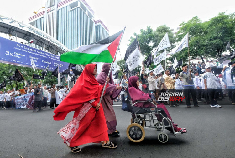 Terlihat sebagian besar peserta aksi serempak mengenakan pakaian putih-putih dan atribut bendera hitam putih bertulisan lafadz arab La Ilaha Illallah Muhammadur Rasulullah. Spanduk dan poster turut melengkapi di sekeliling peserta. Mereka juga membawa kertas kertas bergambar kekejaman Yahudi terhadap warga Palestina 
Humas Aliansi Muslim Bela Palestina Rizqi Nafis menyatakan, aksi tersebut merupakan bentuk kepedulian umat islam khususnya di Surabaya dalam mendukung kemerdekaan Palestina. Banyak pula peserta yang membawa dan mengibarkan bendera Palestina yang dikaitkan pada sebatang tongkat. 
Foto : Boy Slamet- Harian Disway