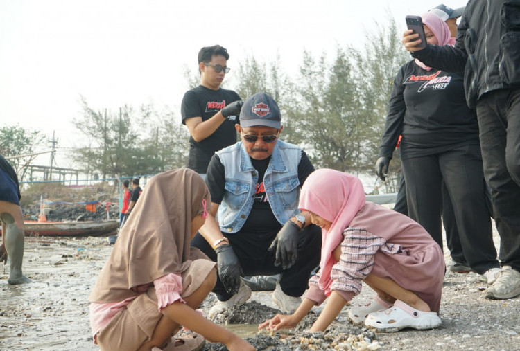 PDIP Surabaya Ajak Anak Muda Gotong Royong Bersih Pantai dan Laut Dalam Merah Muda Fest