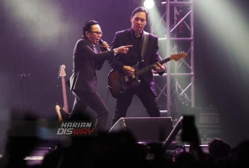 Mantan vocalis Dewa 19, Ari Lasso mengajak penonton bernyanyi bersama saat digelarnya Konser 3 Dekade Ari Lasso di The Westin Hotel Surabaya, Jawa Timur, Sabtu (17/6/2023) malam. Dalam konser memperingati 30 Tahun Ari Lasso berkarya ini dibuka oleh penampilan megah dari Mulan Jameelah. Ari Lasso dalam konsernya yang bertakjuk 3 Dekade Perjalanan Cinta itu mengusung 20 lagu andalannya yang membuat penonton merasakan kembali ke era 90an.  