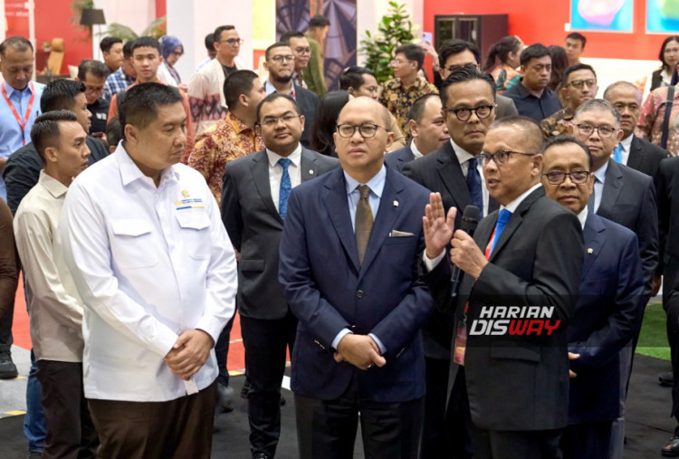 Direktur Utama SIG, Indrieffouny Indra (kanan) memberikan penjelasan kepada Menteri Perumahan dan Kawasan Permukiman (PKP), Maruarar Sirait (kiri) dan CEO Danantara Indonesia, Rosan Roeslani (tengah) mengenai inovasi Bata Interlock Presisi dalam gelaran Danantara Housing Expo 2026 di NICE, PIK 2, Jakarta, pada Kamis (27/8/2026).