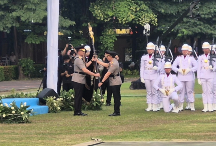 Momen Penyerahan Panji Tribrata dari Jenderal Listyo Sigit ke Jenderal Suyudi Ario Seto