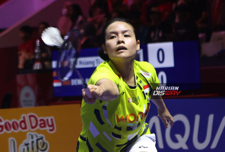 Pebulutangkis tunggal putri Indonesia Komang Ayu Cahya Dewi saat tampil pada babak 32 besar Indonesia Open 2025 di Istora Senayan, Jakarta, Rabu (4/6/2025). Komang Ayu Cahya Dewi gagal melaju ke babak 16 besar usai kalah dengan pebulutangkis tunggal putri Cina Taipei Lin Hsiang Ti 21-9, 21-10. HARITSAH ALMUDATSIR/HARIAN DISWAY