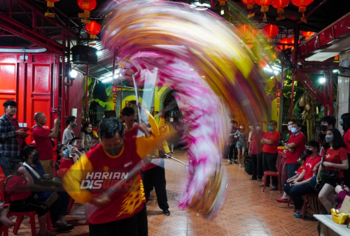 Kelompok Barongsai Suryanaga melakukan atraksi Liang liong di Tempat Ibadah Tri Dharma (TITD) atau Klenteng Hong San Ko Tee di Jalan HOS Cokroaminorto, Surabaya, Jawa Timur, Sabtu (21/1/2023) malam.  

Atraksi Liang Liong kembali digelar di Tempat Ibadah Tri Dharma (TITD) atau Klenteng Hong San Ko Tee untuk menghibur warga di malam Tahun Baru Imlek. 