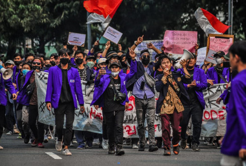 Mahasiswa dari kampus BSI melakukan long march dari arah Senayan menuju gedung DPR RI dalam aksi unjuk rasa 11 April 2022
