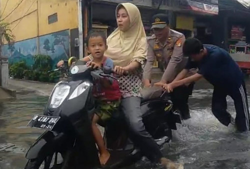 Aksi Polisi Berjibaku Bantu Dorong Motor Warga Ditengah Banjir, Bukan Anggota Biasa