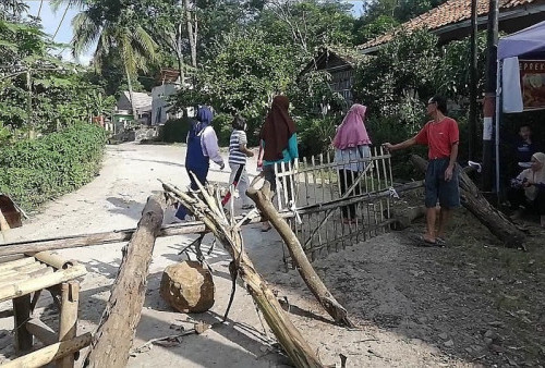 Protes, Warga Garut Blokir Jalan, Begini Tuntutannya