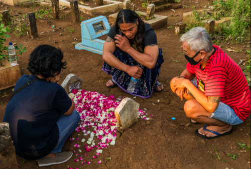 Mijn Roots Mencari Orang Tua Kandung: Tiga Saudara Bersatu di Makam Ibu (28)