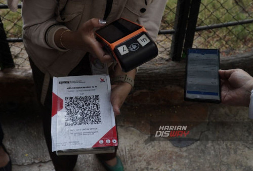 Direktur Utama Perusahaan Daerah Taman Satwa Kebun Binatang Surabaya (PDTS KBS) Khoirul Anwar mengungkapkan, pemasifan QRIS ini sesuai dengan konsep customer awareness, berupa kecepatan dalam penyelesaian pembayaran baik itu e-ticketing maupun pembelian tiket untuk masuk ke wahana-wahana di dalam KBS. Meski begitu, saat ini di KBS belum 100 persen menggunakan QRIS, melainkan masih di angka 60 persen. (Julian Romadhon/Harian Disway)