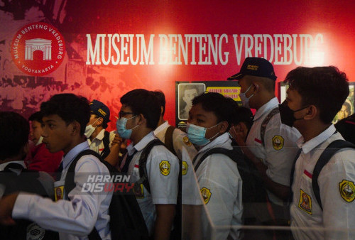 Pelajar mengunjungi pameran bersama empat museum dengan mengusung tema Patriotisme yang digelar di Museum Dr Soetomo, Surabaya, Jawa Timur, Selasa 21 Juni 2022. Dalam pameran tersebut memamerkan sejumlah ada sejumlah koleksi dari empat museum, yaitu: Museum Sandi BSSN Yogyakarta, Museum Konferensi Asia Afrika Bandung, Museum AAL Loca Jala Crana Surabaya, dan Museum Benteng Vredeburg Yogyakarta yang digelar mulai tanggal 21 Juni hingga 23 Juni 2022.