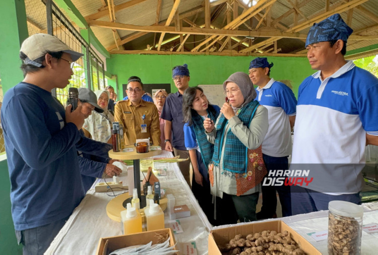 Hadir pula Direktur IKM Kimia, Sandang, dan Kerajinan Budi Setiawan bersama perwakilan dari Dinas Perdagangan dan Perindustrian Provinsi Banten, Kabupaten Lebak, serta Dinas Pertanian Kabupaten Lebak. Sekretaris Pengurus Yayasan Astra, Ema Poedjiwati, menegaskan komitmen yayasan yang sejak 1980 fokus membina IKM agar lebih mandiri, termasuk menjembatani petani dengan perusahaan besar.
