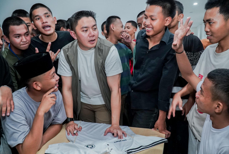 Momen Hangat Seskab di Sekolah Rakyat Bekasi: Nyanyi Bareng Siswa, Cek Asrama hingga Ingatkan Tidur