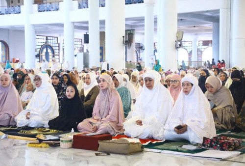 Masjid Al Akbar Surabaya Penuh, Gubernur Khofifah pun Harus Jalan Kaki