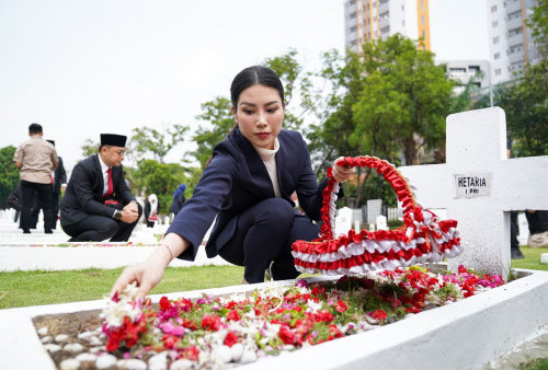 Peringati Hari Pahlawan, Wamenparekraf Tabur Bunga di TMP Kusuma Bangsa Surabaya.