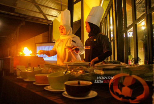 Sajian canape di acara Barbeque Party All You Can Eat yang berlangsung di Maxone Hotel Tidar, Surabaya, Jawa Timur, Jumat 20 Oktober 2023. Pesta halloween bertema 'The Spooky of Purple’ dan berkonsep barbeque all you can eat. Dalam acara tersebut berbagai macam canape yang spooky, live cooking, pumpkin soup, main course dan dessert disajikan. Tak hanya itu, kostum karyawan Maxone Hotel Tidar juga turut serta memeriahkan tema Halloween dengan menggunakan kostum dan dandanan layaknya film horor. Ditambah dengan variasi canape yang tematik, para tamu juga akan dihibur dengan live music dan games-games menarik. (Moch Sahirol/Harian Disway)