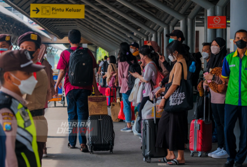 Suasana padat pemudik Stasiun Gubeng Baru Surabaya, banyak pemudik memilih berangkat diawal demi menghindari kepadatan lalu lintas. Foto: Faizal Pamungkas