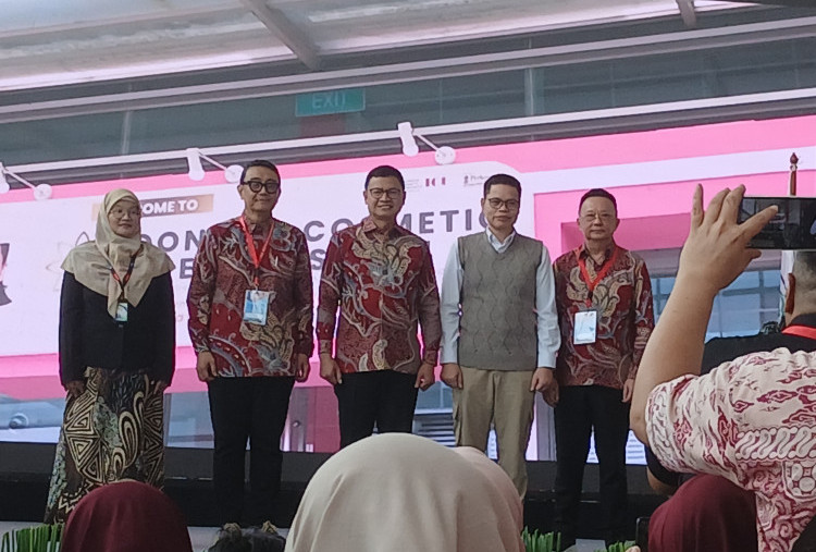 Tiap Hari Pakai Makeup, Industri Kosmetik RI Tembus 158 Triliun