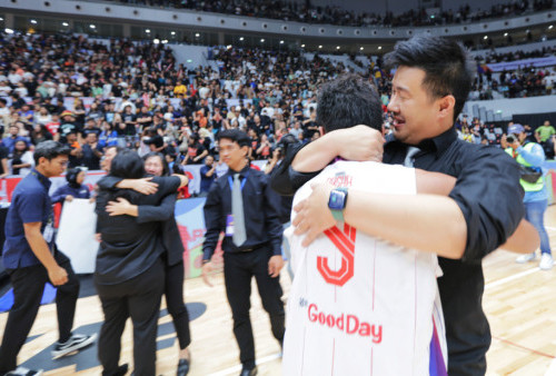 Tim basket putra SMA Jubilee Jakarta sukses membawa trophy kemenangan Final Honda DBL with Kopi Good Day 2023 DKI Jakarta Series.

SMA Jubilee Jakarta berhasil mempertahankan gelar juara setelah memenangkan pertarungan dramatis dengan skor tipis 53-52 dari SMA Bukit Sion (Buksi), Jakarta.  (Raka Denny/Harian Disway)