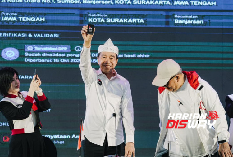 Jokowi juga memperlihatkan nomor kartu anggota PSI miliknya, yakni S337220257777777. Bandung dipilih sebagai lokasi pengungkapan status keanggotaannya karena pembentukan Dewan Pimpinan Ranting (DPRt) PSI di Kota Bandung telah mencapai 100 persen. Capaian tersebut menjadi salah satu alasan Jokowi menyampaikan keanggotaannya di hadapan jajaran partai. (Foto: Dok. PSI)