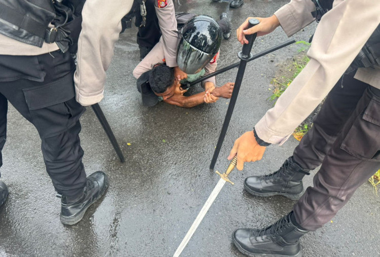 Bikin Resah! Pria Acungkan Sajam ke Polisi Ternyata Sempat Setop Bus dengan Parang