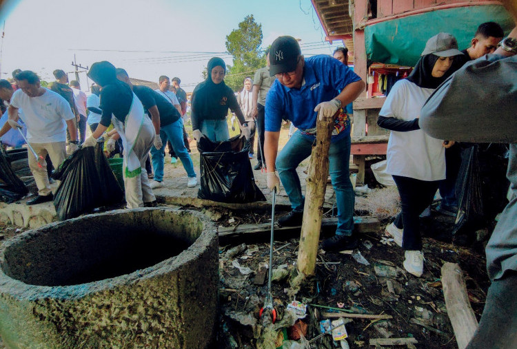 Sambut HUT Ke-80 RI, Wabup Gresik Pimpin Aksi Bersih-Bersih Pesisir, Angkut 628 Kg Sampah
