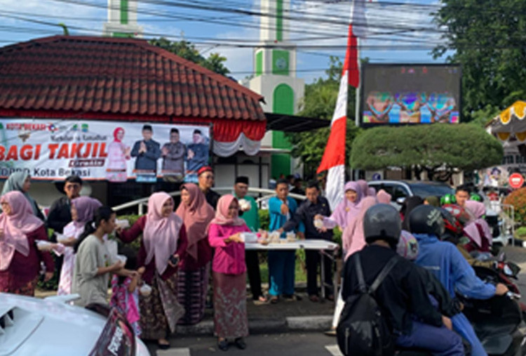 Rayakan Ulang Tahun Kota Bekasi, DPRD Kota Bekasi Berbagi Takjil Gratis Untuk Masyarakat