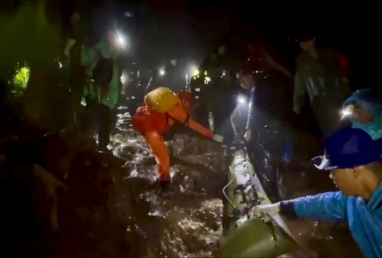 Dramatis, Tim SAR Berjibaku Evakuasi Korban Pesawat ATR 42-500 Lalui Medan Ekstrem!