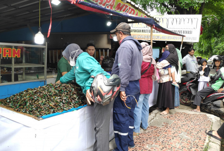 Jelang Tahun Baru 2025, Pedagang Kerang Hijau di Bekasi Raup Cuan hingga Rp40 Juta