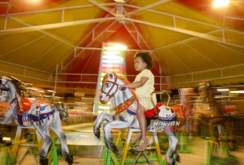 Selain kelezatan kuliner, Festival Tjap Toendjoengan juga menawarkan pengalaman seru dengan wahana Carnival khas pasar malam. Bianglala yang menghentak, carousel yang memikat, dan permainan anti mainstream lainnya mengundang tawa dan kegembiraan bagi pengunjung dari berbagai kalangan usia, mulai dari anak-anak hingga generasi Z yang doyan mencoba hal-hal baru.