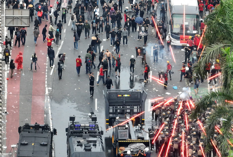 Aksi May Day di Gedung DPR Berakhir Ricuh, 13 Orang Diamankan Polisi