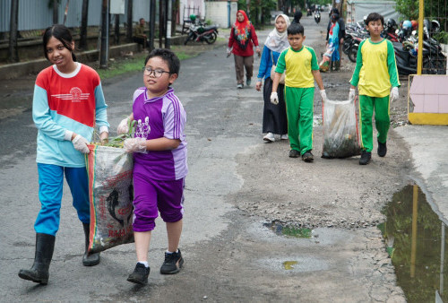 Hebat! Pahlawan Cilik Surabaya Bersihkan Sampah Plastik di Selokan untuk Cegah Banjir