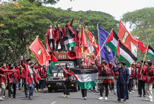 Sejumlah Mahasiswa yang tergabung dalam organisasi Ikatan Mahasiswa Muhammadiyah
(IMM) melakukan aksi bela Palestina di dekat gedung Konsulat Jenderal Amerika Serikat,
Jalan Citra Raya Niaga, Surabaya, Jawa Timur. Pada Selasa, 7 November 2023. Mahasiswa yang berjumlah sekitar 250 itu menyuarakan kepeduliannya terhadap
korban-korban warga sipil Palestina atas kekejaman serangan Israel. Salah satu point
tuntutannya adalah mengusir duta besar Amerika Serikat dari Indonesia yang dianggap
AS telah menjadi sekutu dan memberikan bantuan militer terhadap Israel. (Moch Sahirol/Harian Disway)